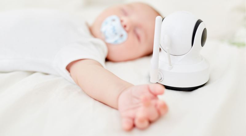 obserwacja dziecka za pomocą monitora oddechu